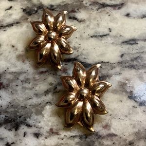 Vintage 1940s Crown Trifari Gold Tone Flower Clip Earrings